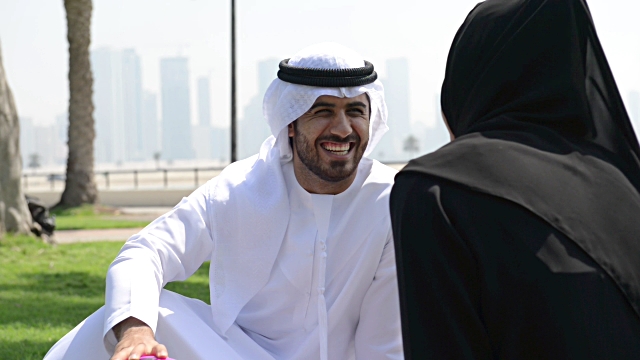 هل يجوز تقبيل الزوجة في رمضان