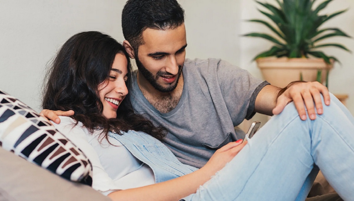 اشارات تدل ان زوجك رومنسي كثيراً