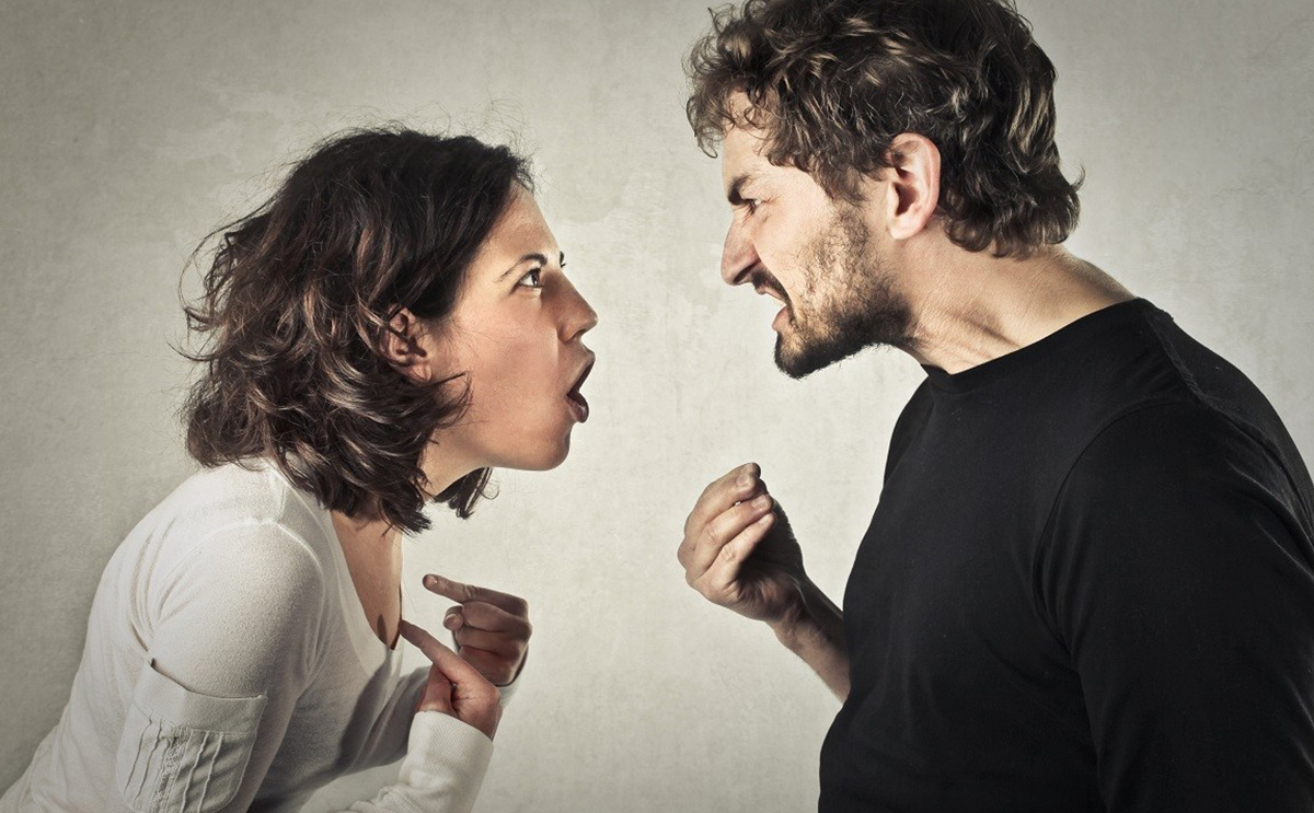 اكتشفي لماذا يقلل الزوج من شأن زوجته وكيفية التعامل معه!