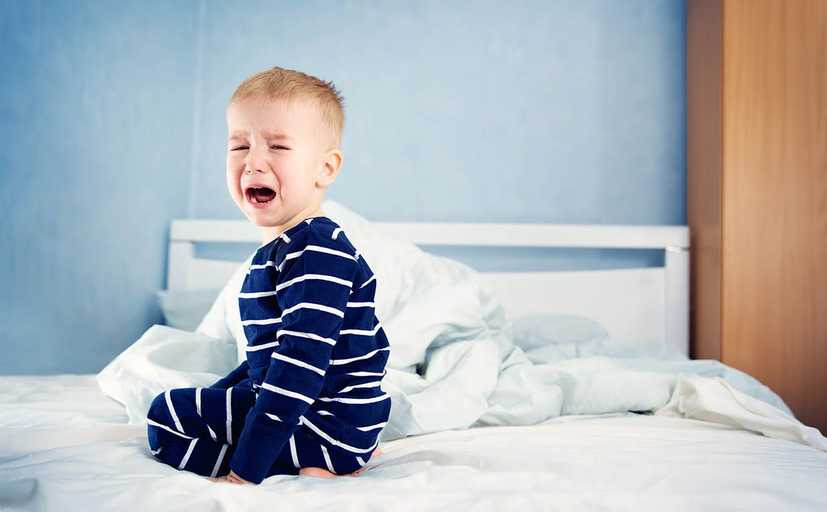 ما سبب بكاء الطفل بعمر ثلاث سنوات ليلا وعلاجه؟
