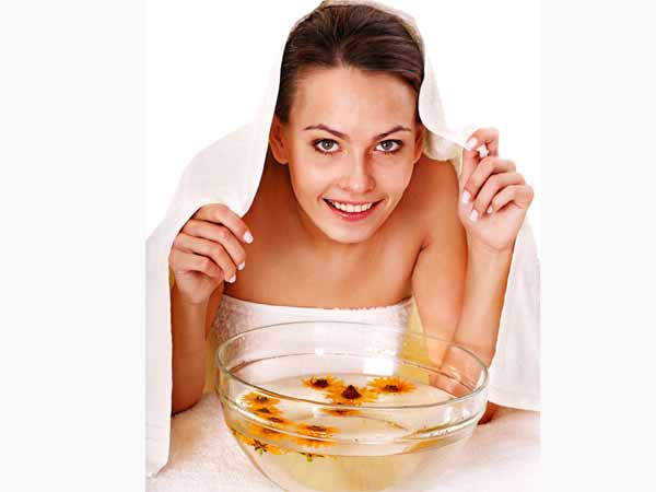 طرق  لتنظيف الوجه بالبخار