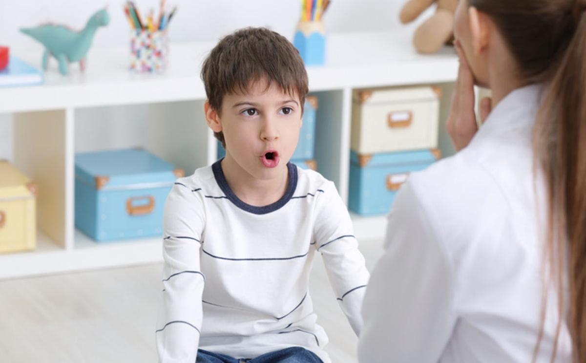 متى يعتبر الطفل تأخر في الكلام وكيف يمكن اكتشاف ذلك؟