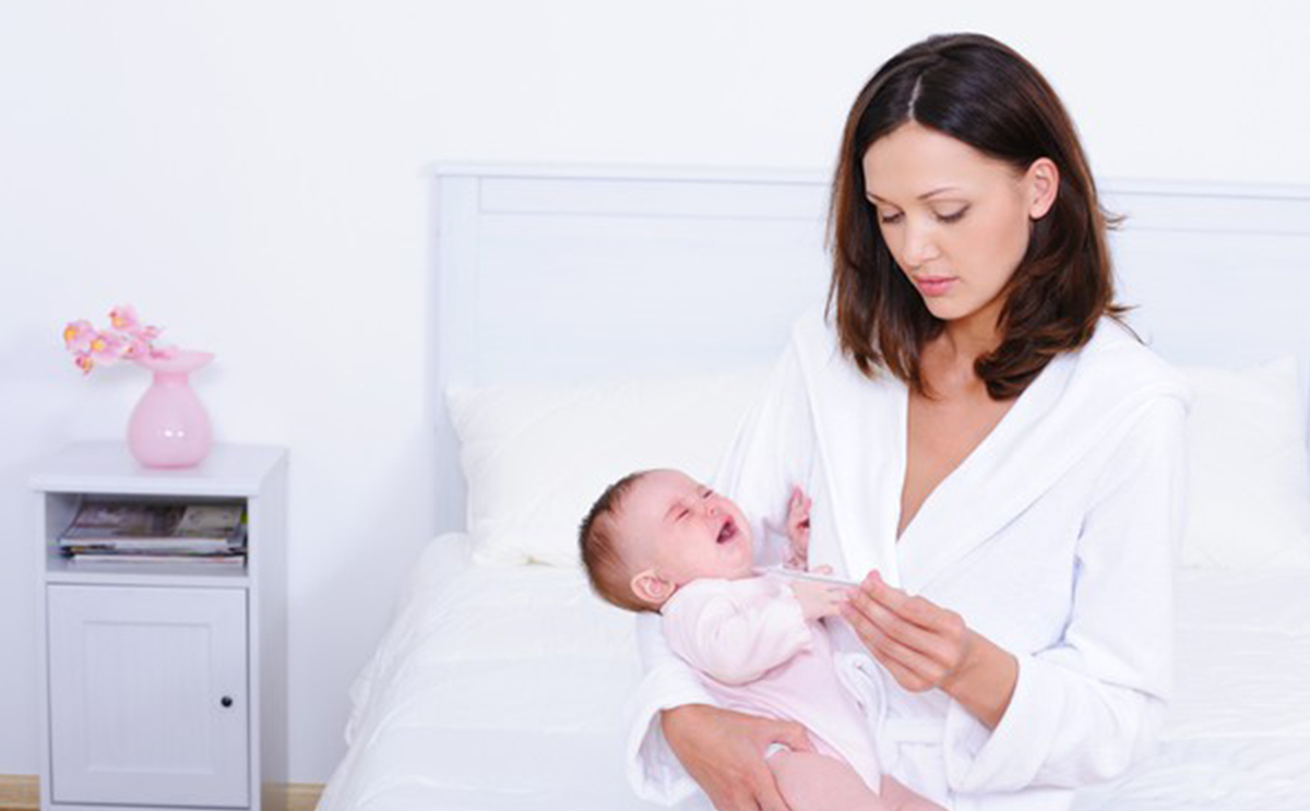 متى تكون حرارة الرضيع خطيرة وكيف يمكن خفضها؟