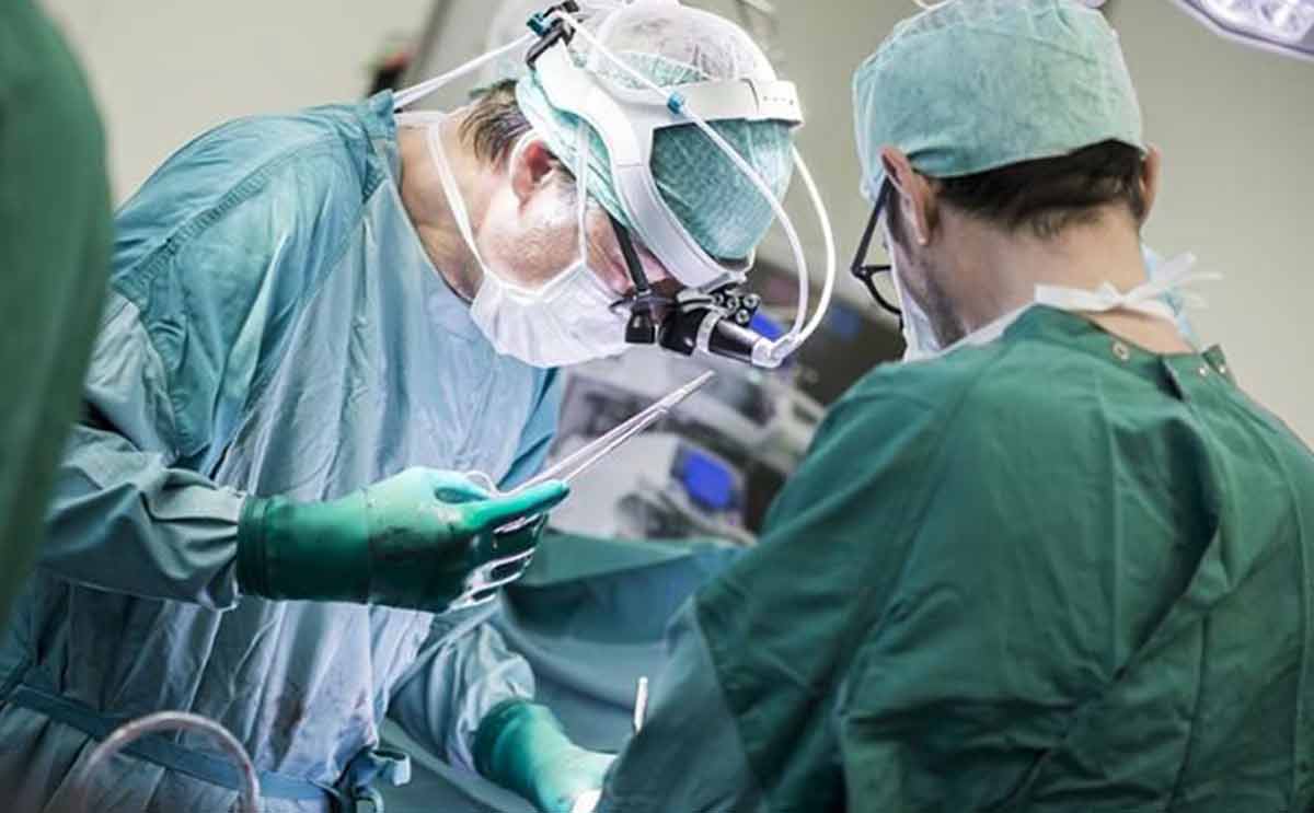غازات امرأة تشعل غرفة العمليات