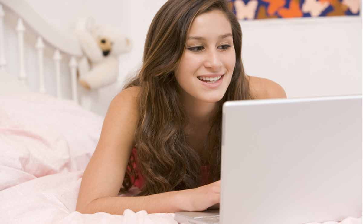 كيفية التعامل مع المراهقة اذا على علاقة باحدهم على مواقع التواصل الإجتماعي