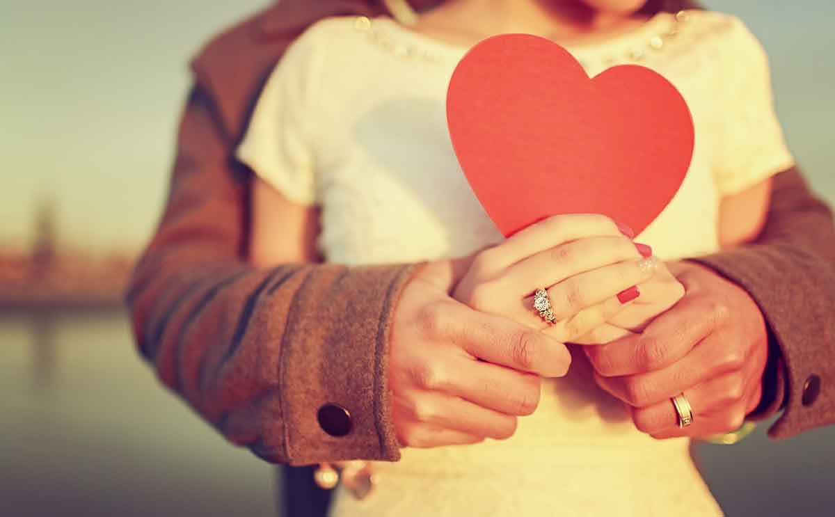 علامات تؤكد انه سيحبك إلى الأبد