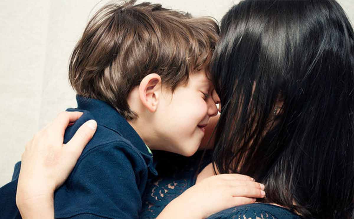 كيفية تقرب الام من طفلها الصبي