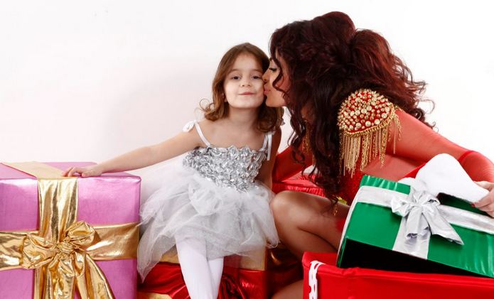 أمهات نجمات فضلن الفن على الأمومة