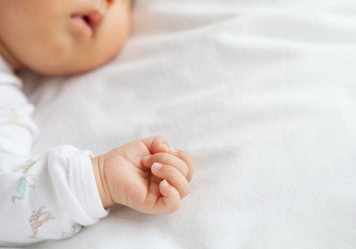 كيف اعرف ان طفلي قد شبع من الرضاعة وهو نائم