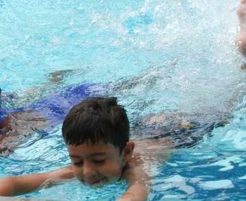 فوائد السباحة للأطفال