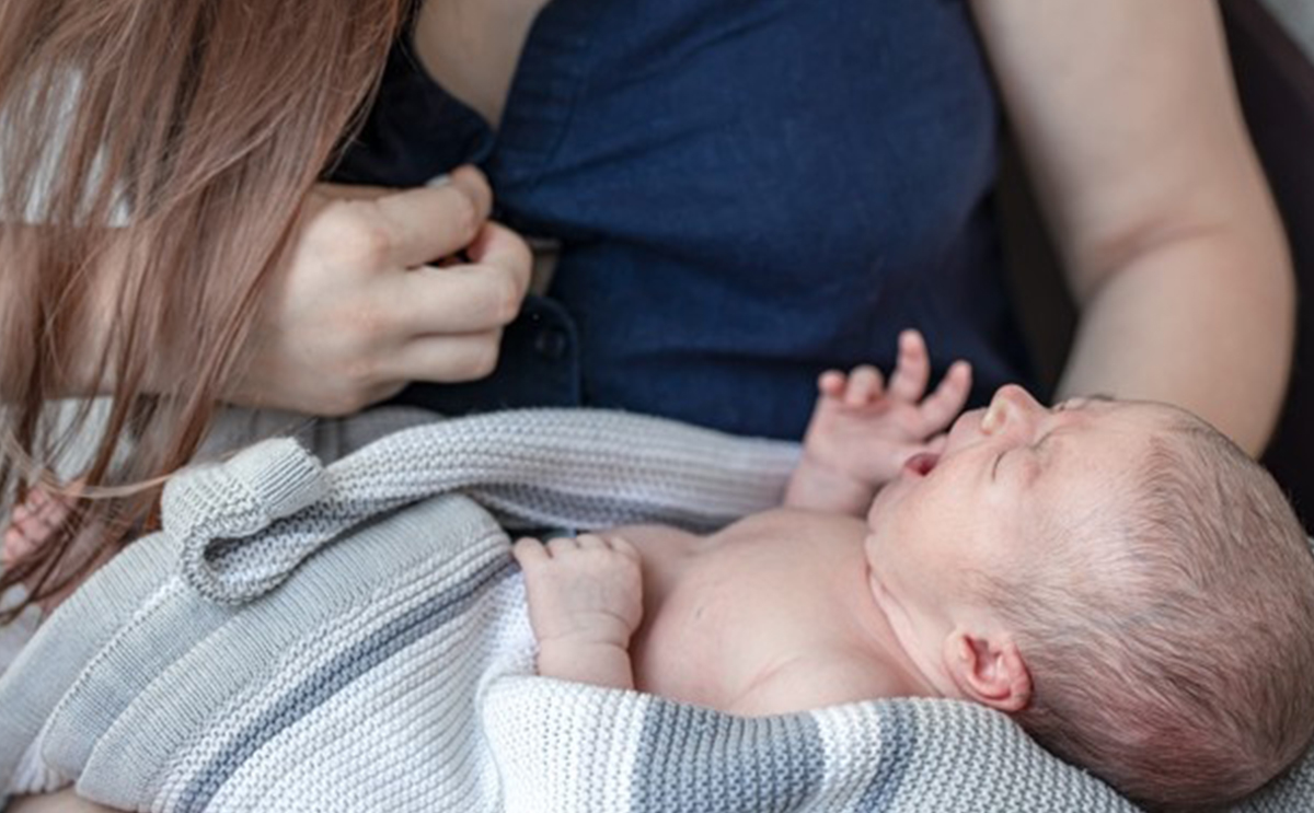 ما هو سبب تعصر الطفل الرضيع وكيف يمكن علاجه؟