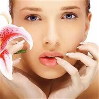 8 طرق لبشرة مشرقة من دون مكياج