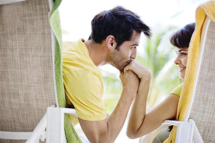 اكشفي نوايا زوجكِ ومشاعره من قبلته!