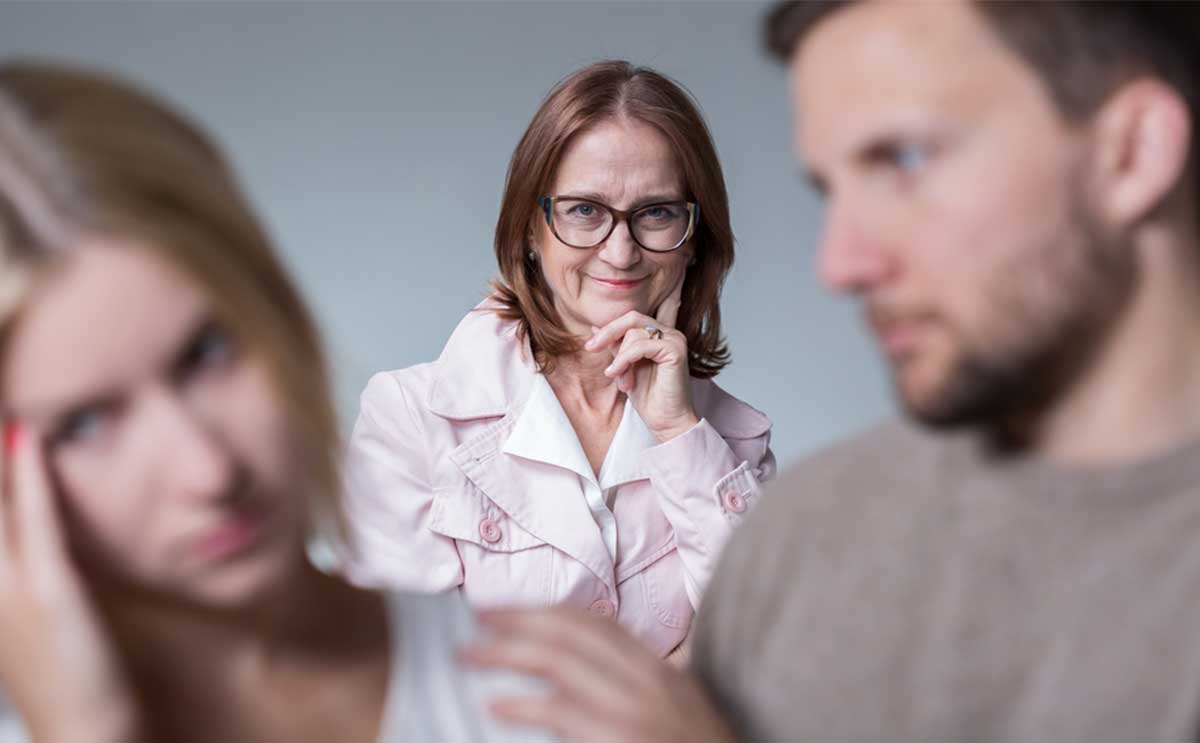 كيفية التعامل مع الزوج الذي يسمع كلام امه