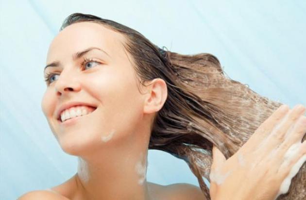 اخطاء تتلف الشعر أثناء الاستحمام