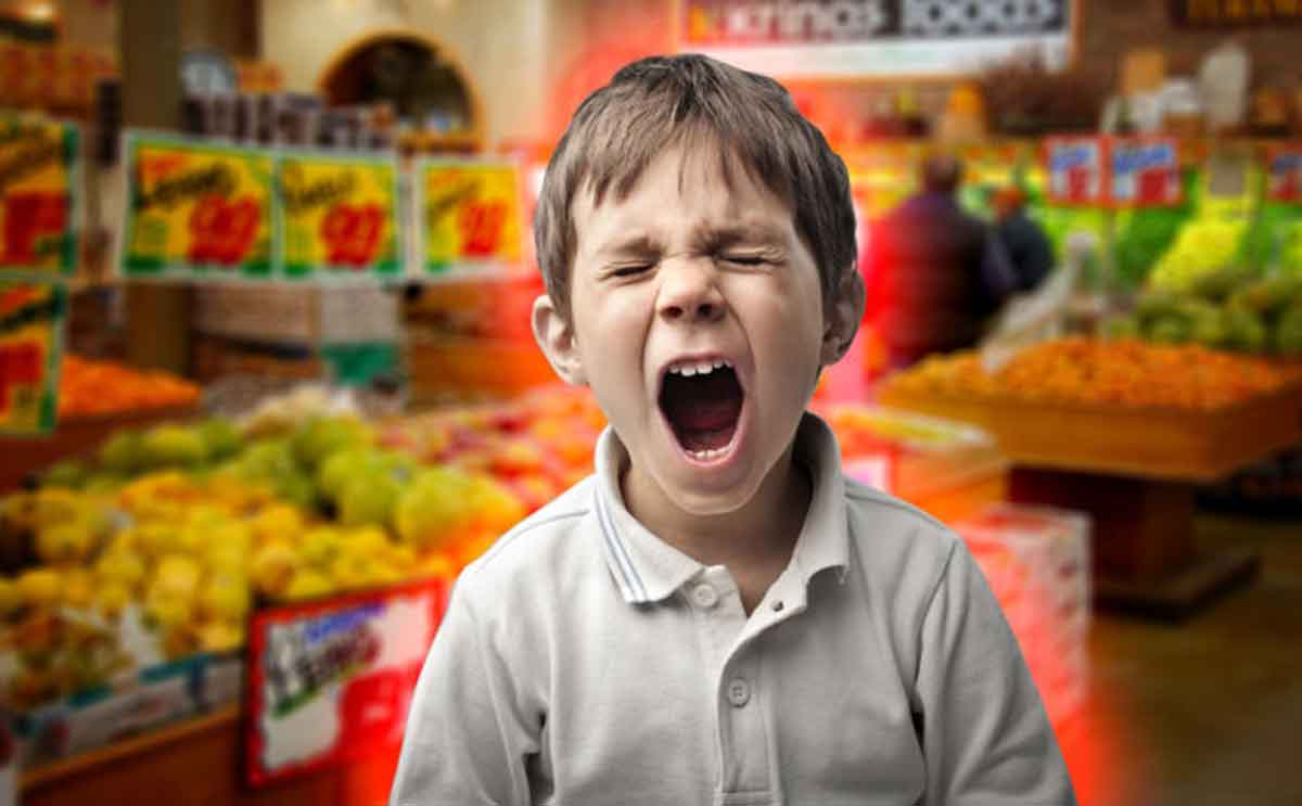 كيفية التصرف مع الطفل العنيد في الاماكن العامة