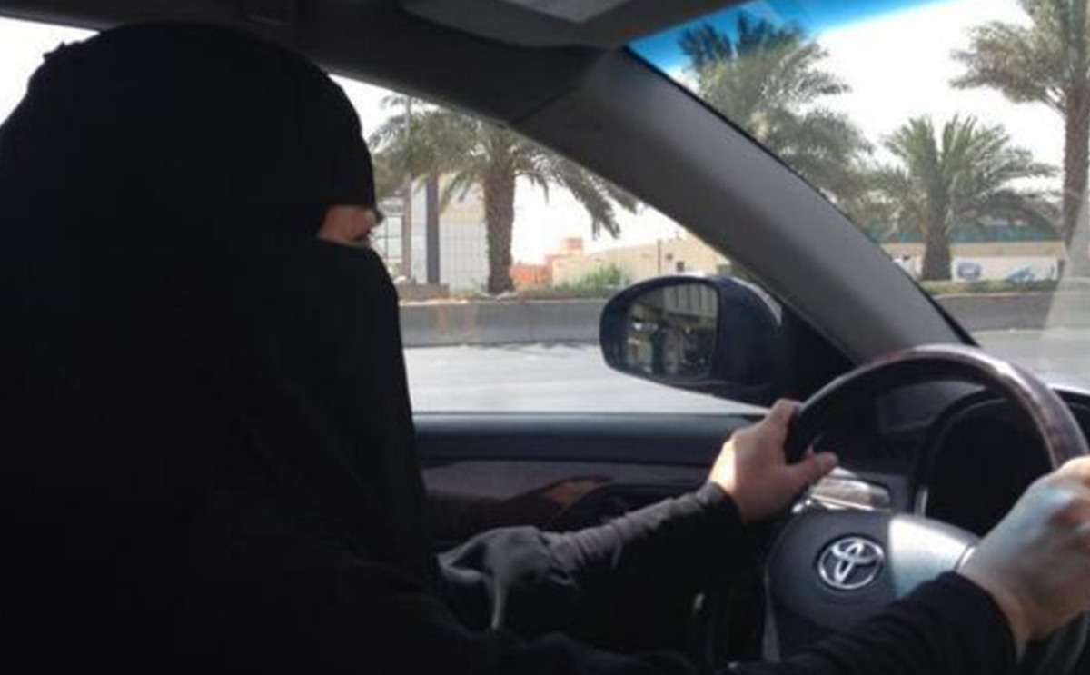 مخالفات السعوديات في القيادة وسخرية رجالهم