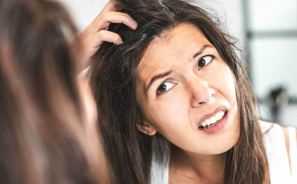 ما هي اسباب قشرة الشعر في الشتاء وكيف يمكن علاجها؟