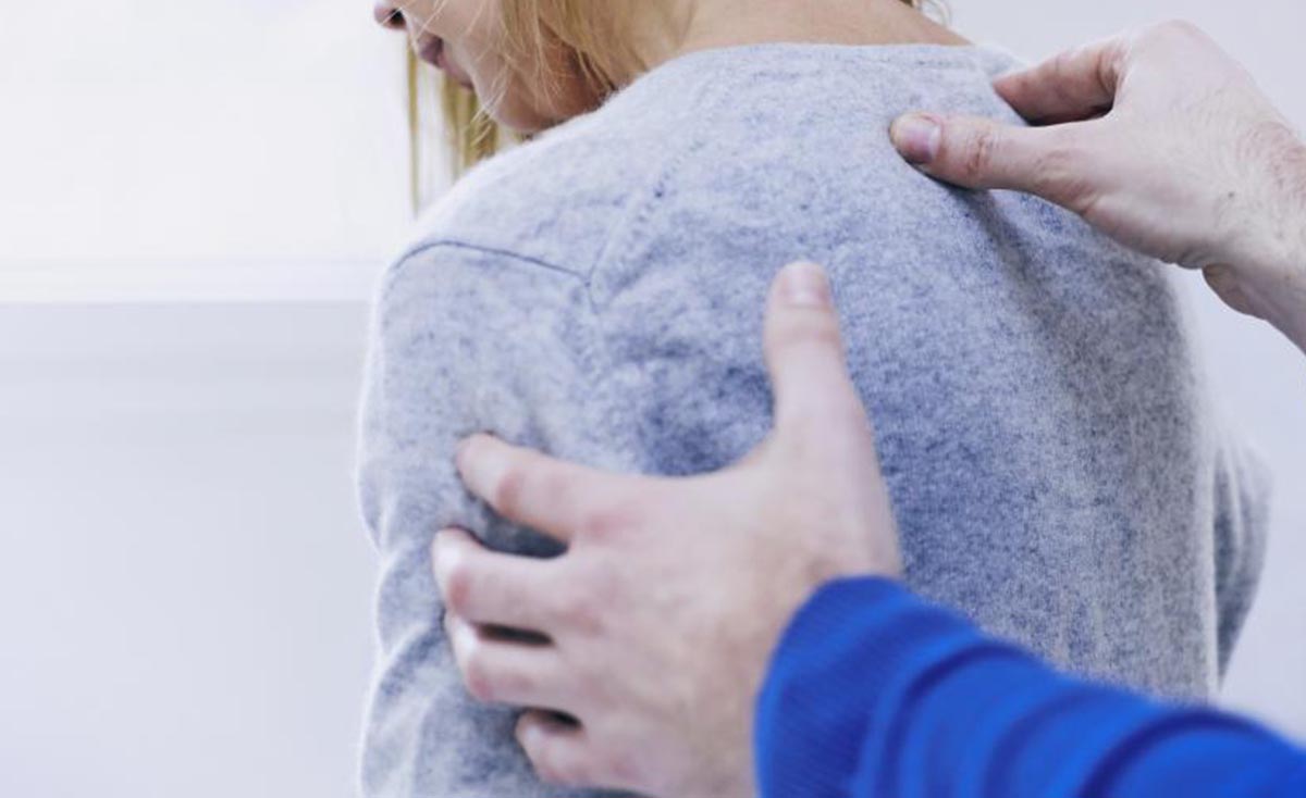 ما اسباب الم اعلى الظهر بين الكتفين والصدر وطرق علاجه؟