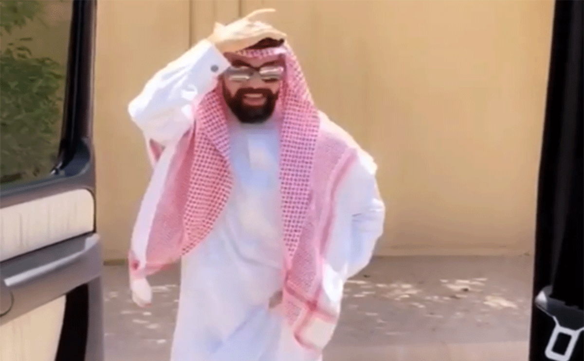 شاب سعودي يؤدي تحدي الكيكي