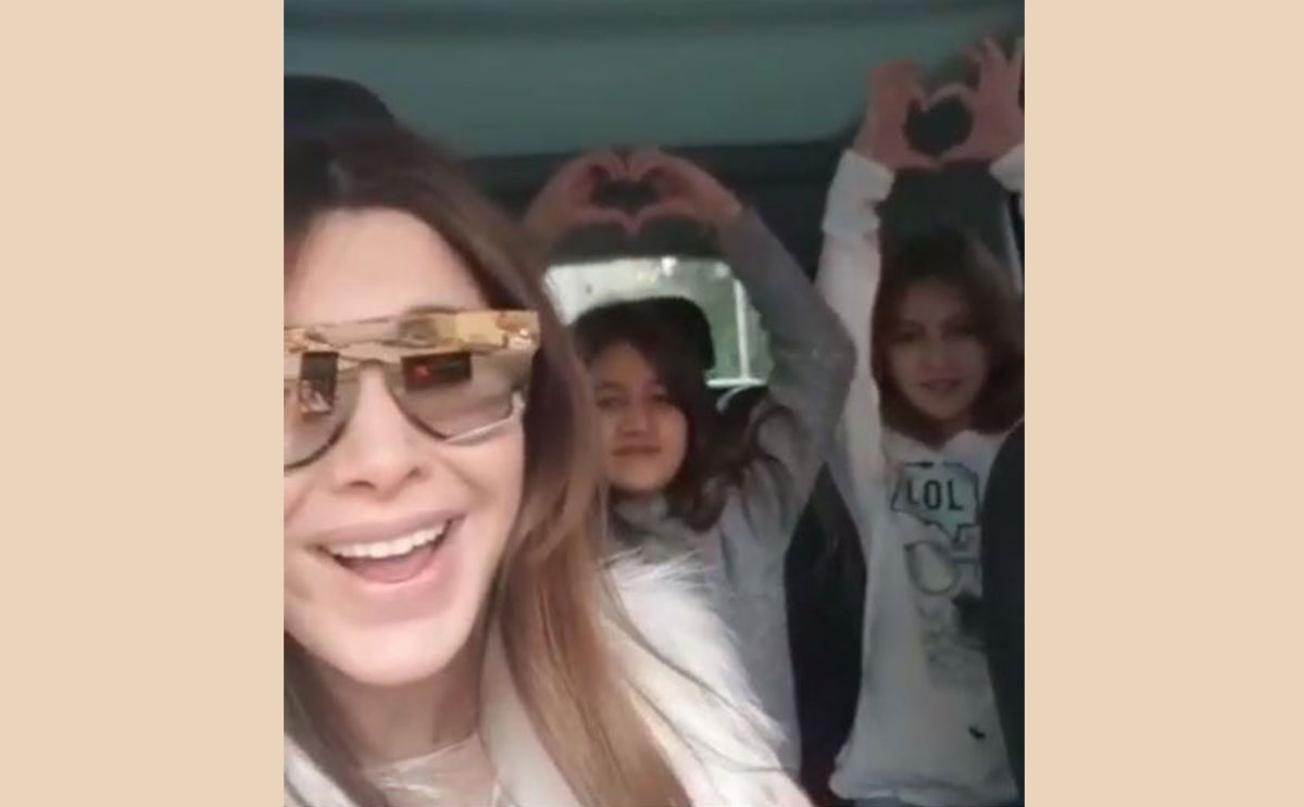 فيديو لنانسي عجرم وزوجها وابنتيها يغنون في السيارة