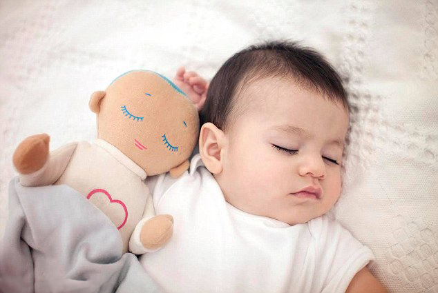 دمية مصممة بنبضات قلب وأصوات تنفس لمساعدة الأطفال على النوم