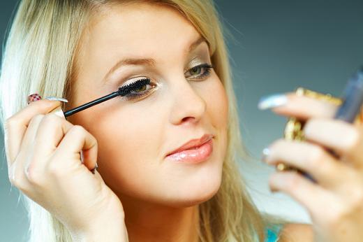 4 أسرار تخفيها خبيرات التجميل حول تثبيت المكياج