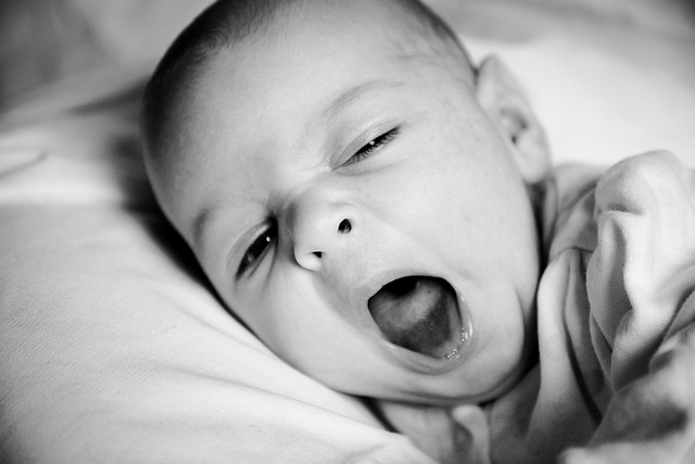 صور مضحكة لتثاؤب الأطفال