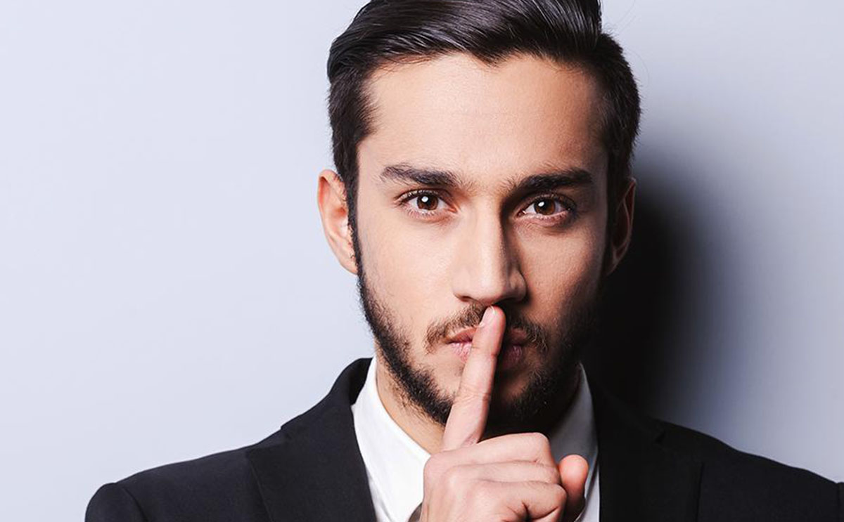 لماذا يخبئ الزوج على زوجته وما هي العلامات الدالة على ذلك؟
