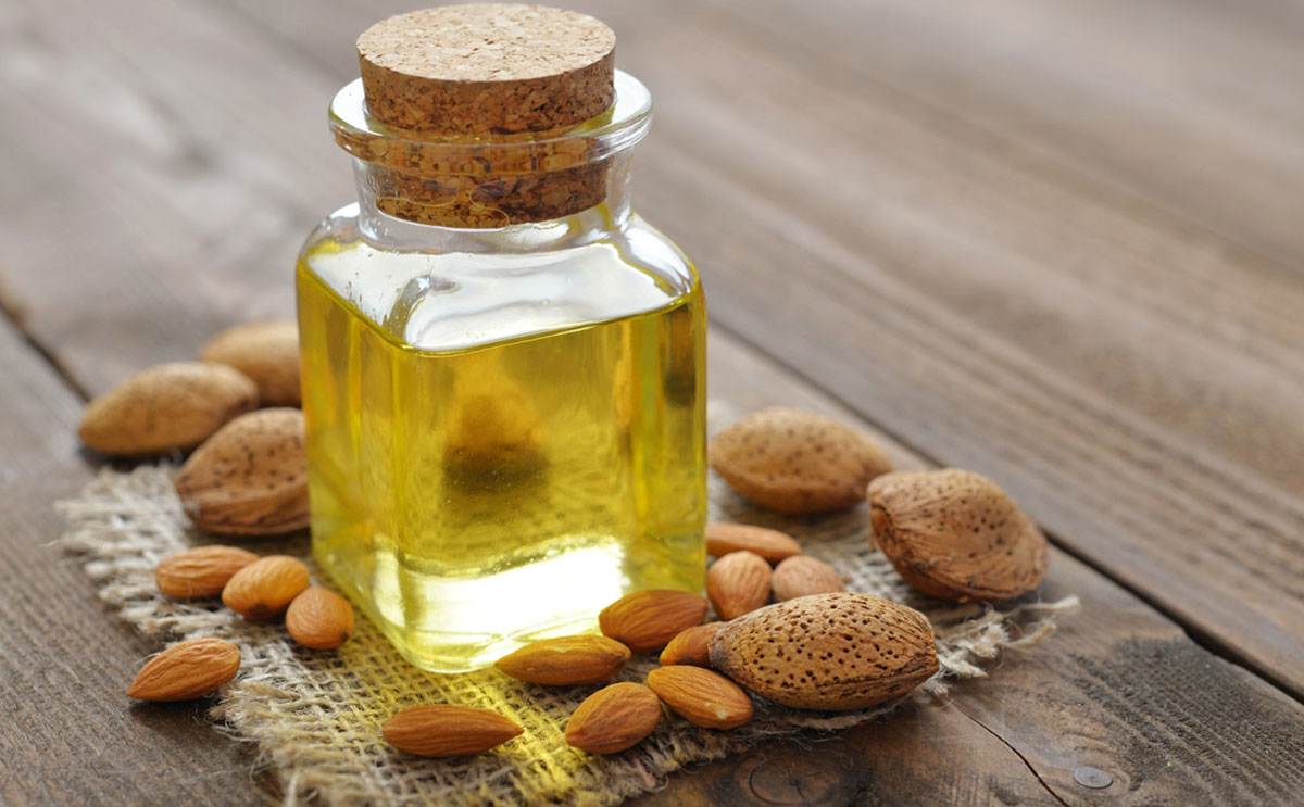 فوائد خلطة زيت اللوز المر للمنطقة الحساسة