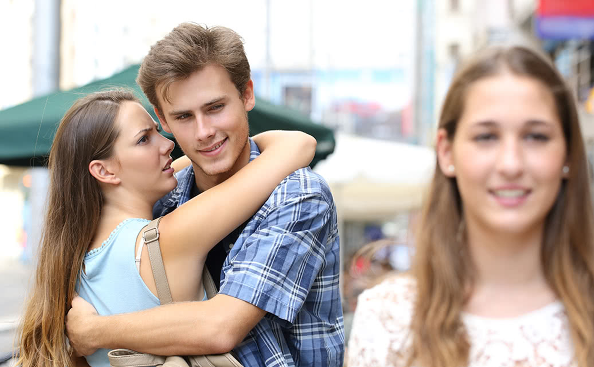 كيفية التعامل مع الزوج الذي ينظر إلى النساء