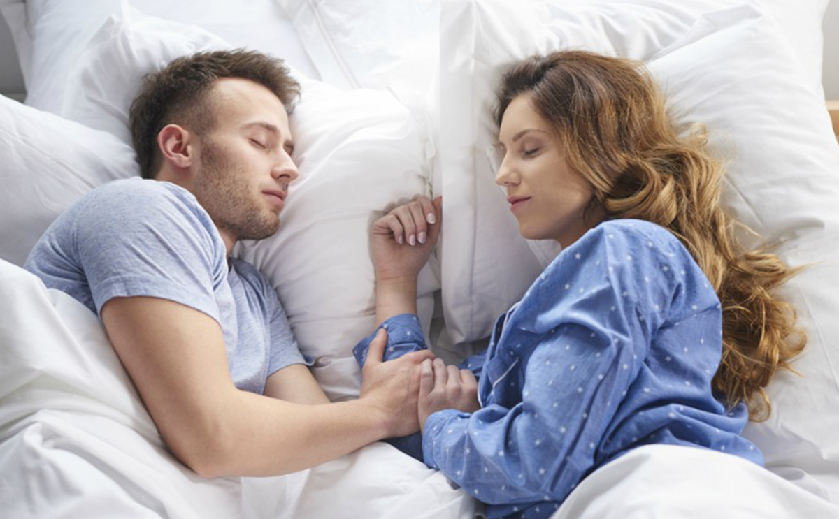 أسوأ وضعيات نوم الزوجين بالصور