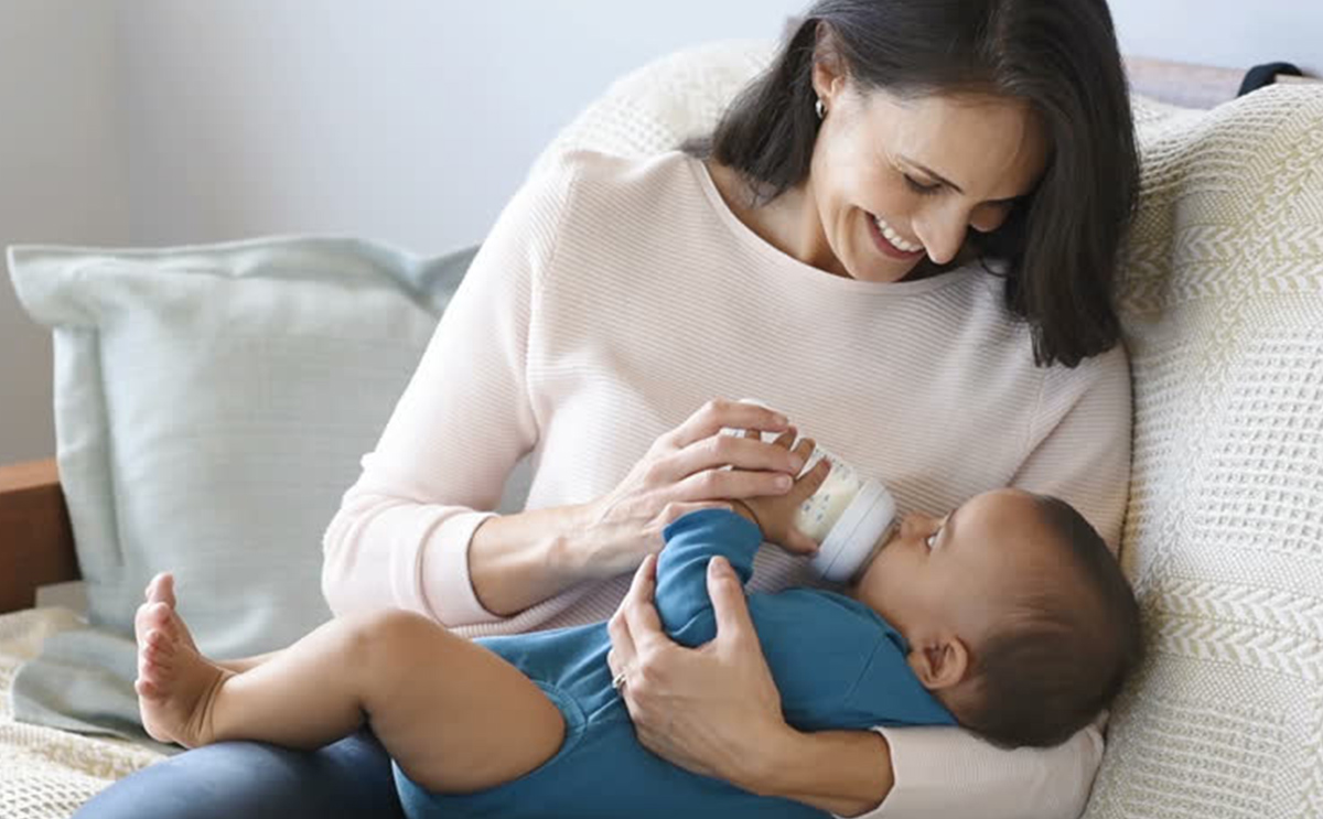 ما الفرق بين الرضاعة الطبيعية والرضاعة الصناعية؟