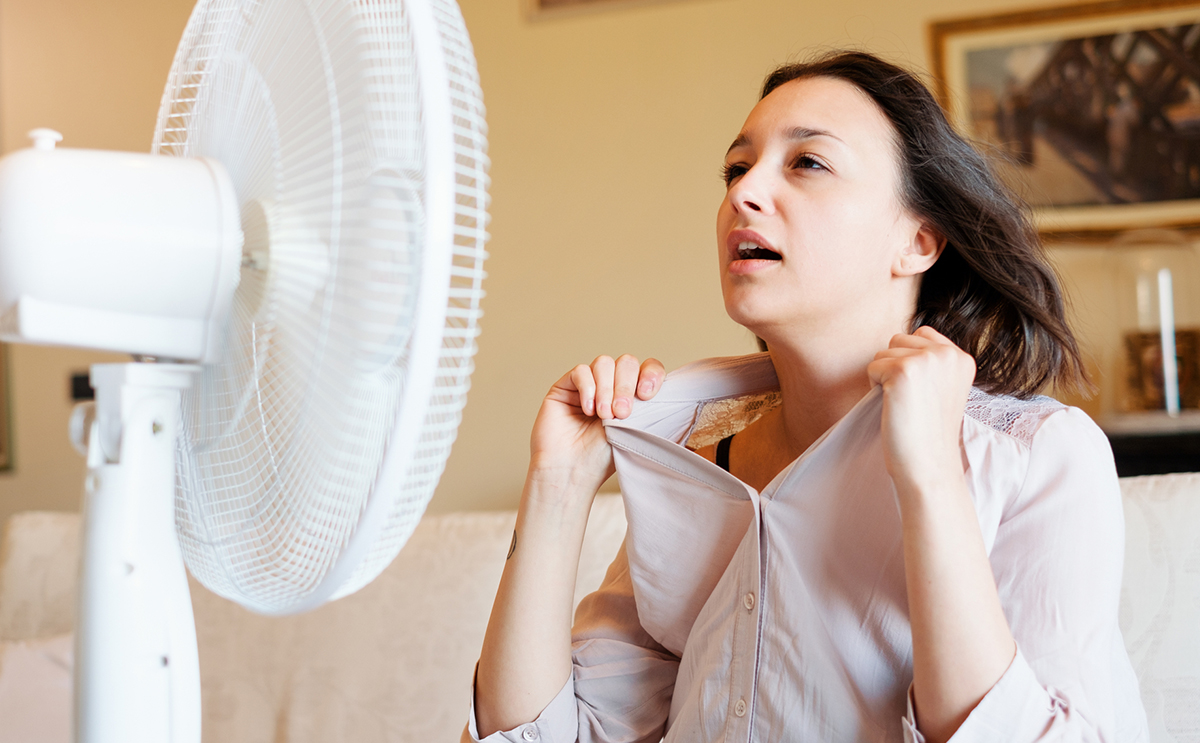 تعرفي الى اسباب سخونة الجسم دون ارتفاع درجة الحرارة وعلاجها!
