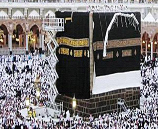 شخاص يكسون الكعبة بحلّة جديدة | الحج، مكة المكرمة، السعودية
