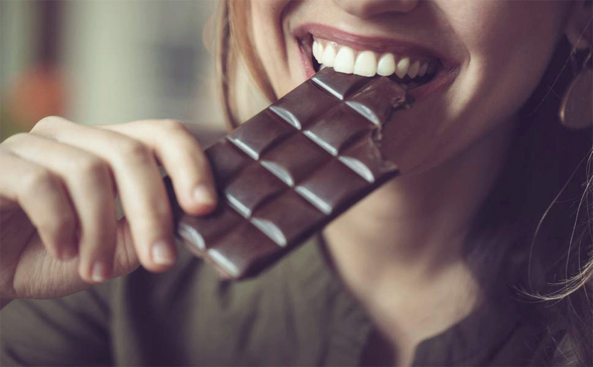 لماذا اشعر بحاجة مفرطة للشوكولا قبل الدورة الشهرية وهل من طريقة لمحاربة ذلك