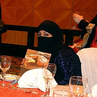 خبيرة سعودية تؤلف كتاب يحتوي على 40 وصفة مغذية