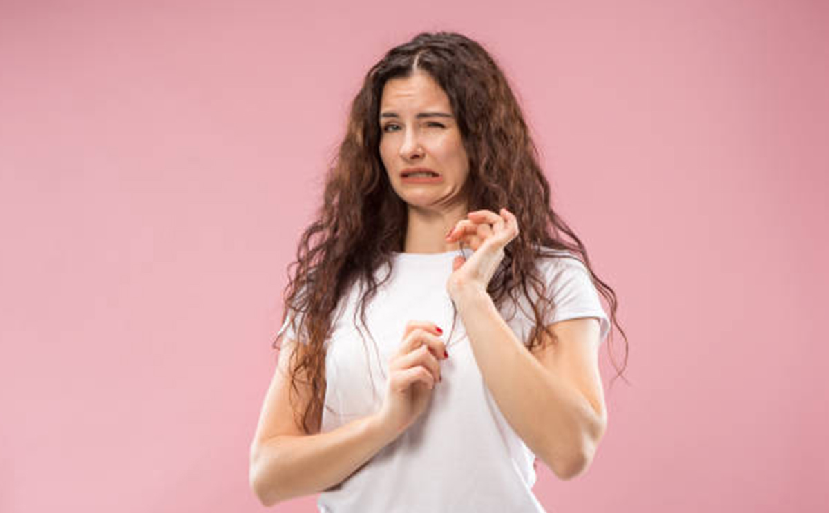 ما اسباب خروج ماء من المهبل ومتى يكون ذلك خطيرا؟