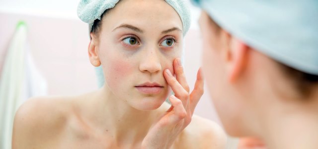 طرق طبيعية لعلاج التجاعيد والهالات السوداء تحت العين