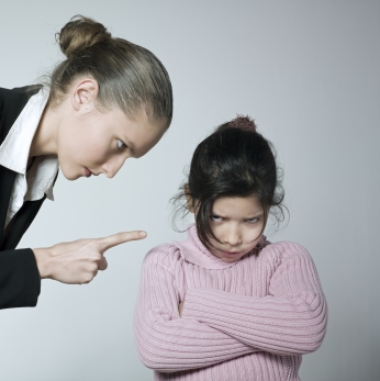 كيف تتخلصين من سلوك طفلك الفظ؟