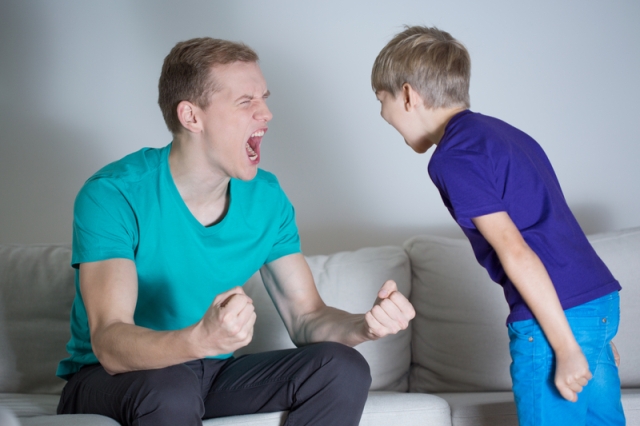 عصبيّة الأب على إبنه: ما تأثيرها وكيف تتصرّفين؟