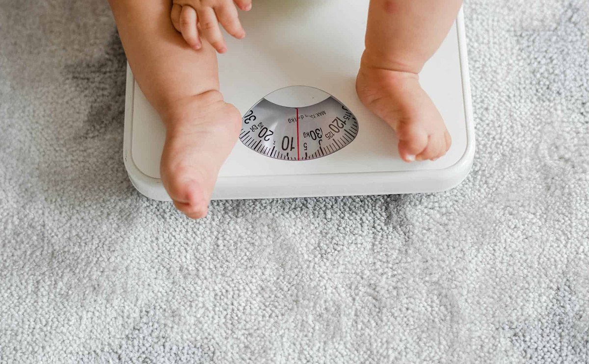 متى يعتبر وزن الطفل غير طبيعي وما اسباب نقصه؟