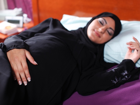 ما هي الوضعية الأصح لنوم الحامل؟