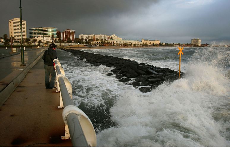 الادمان على الفيسبوك سبب سقوط إمرأة في البحر