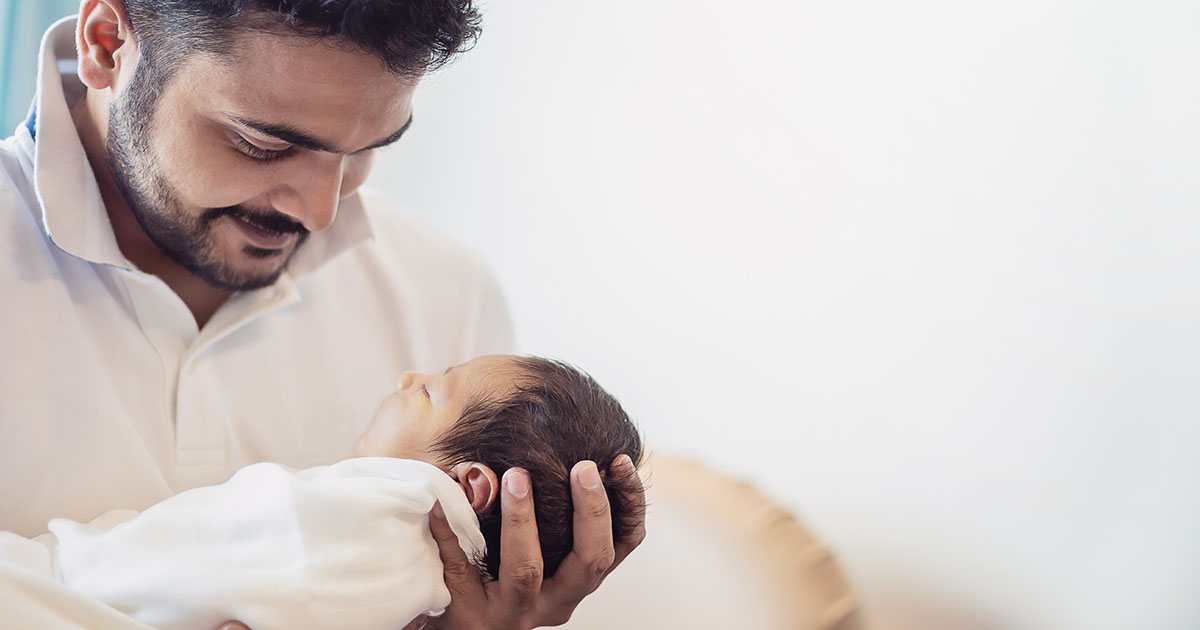 عناية الأب بالرضيع