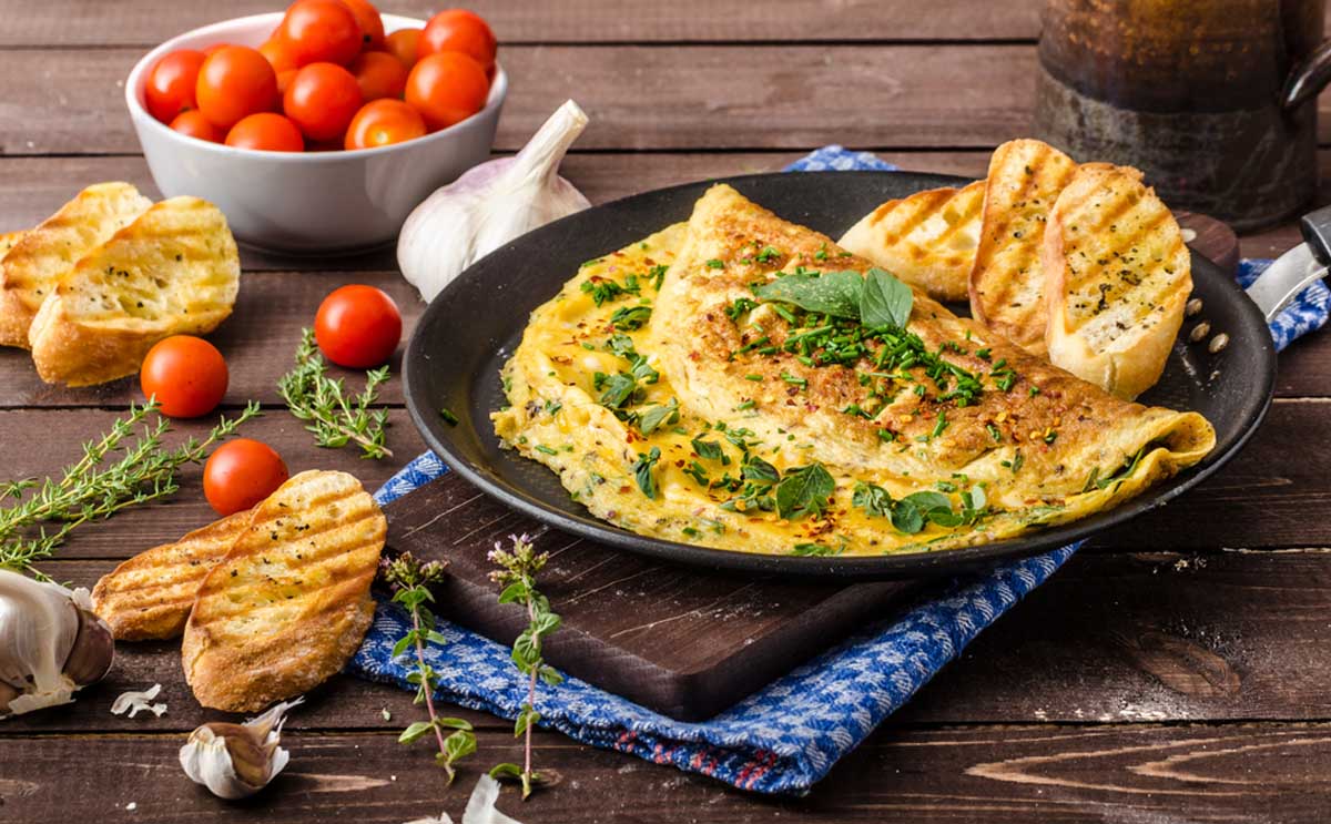طريقة الاومليت بالخضار خطوة بخطوة