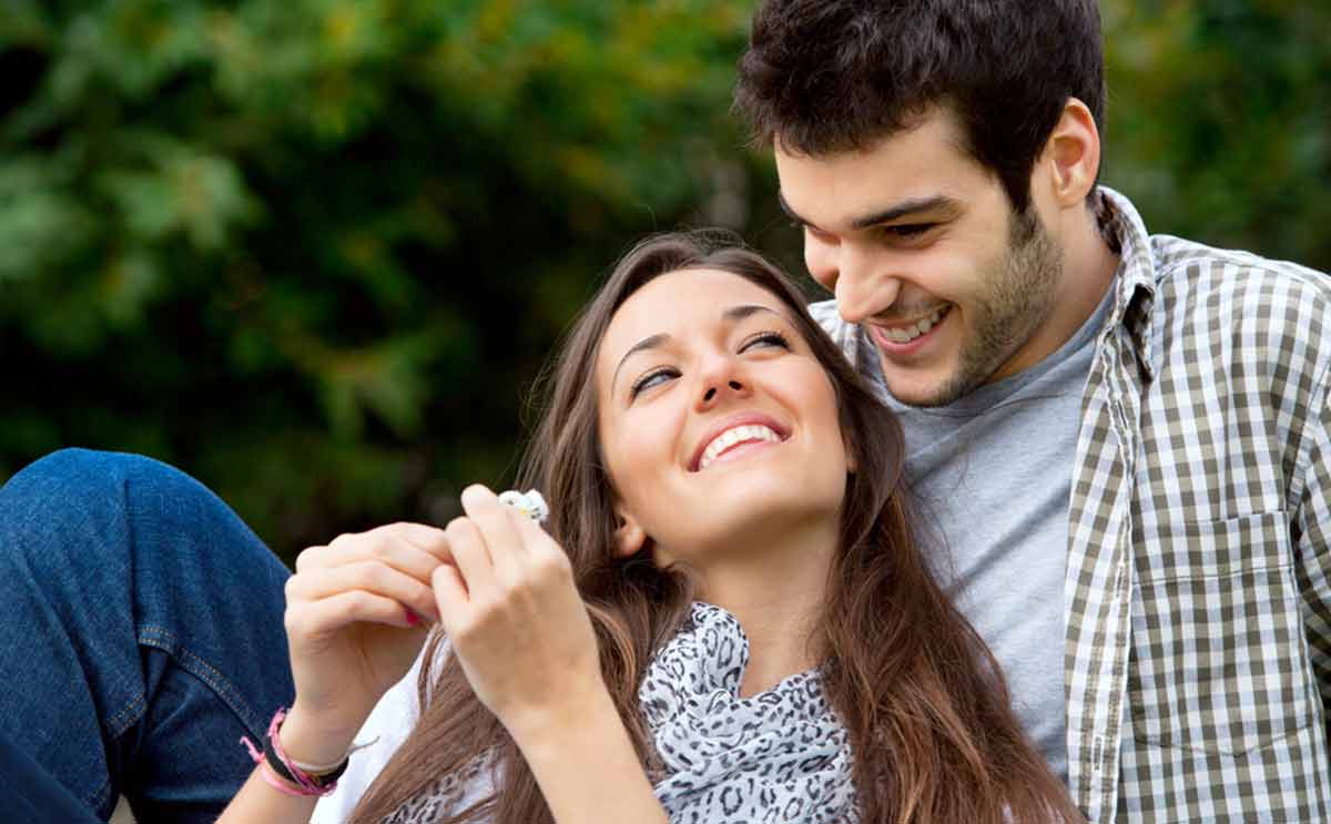 علامات تؤكد حب الزوج