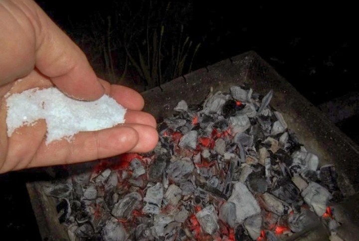 اليك سبب رش الملح على جمر الشواء