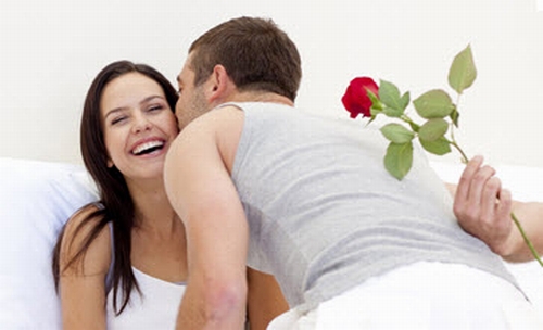 كيف تؤثر القبلة على رومانسية الزوجين؟
