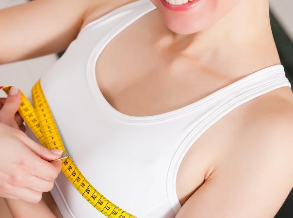 هل من الطبيعي أن يختلف حجم الثديين لدى المرأة؟